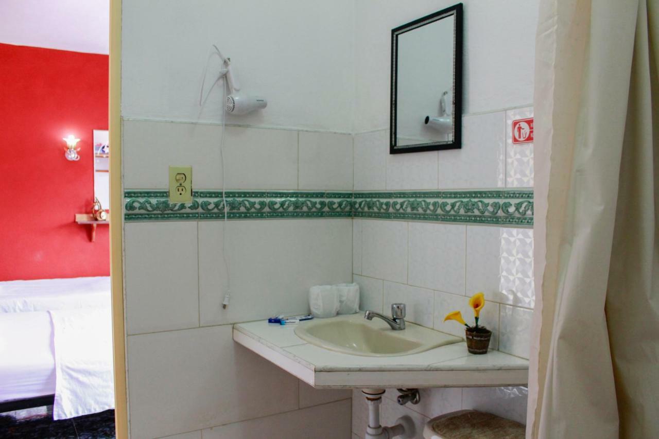 Hostal Almaguer Apartment Cienfuegos Bagian luar foto