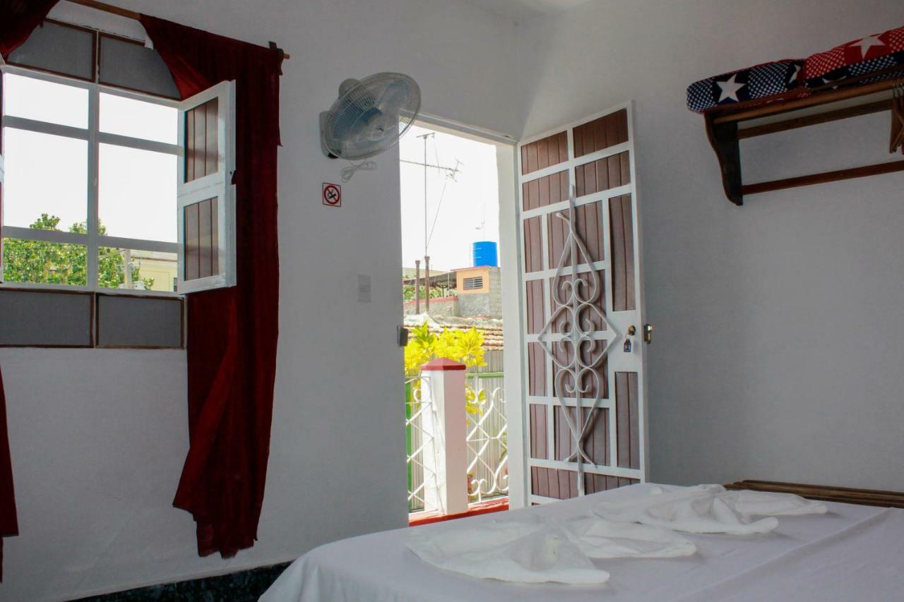 Hostal Almaguer Apartment Cienfuegos Bagian luar foto